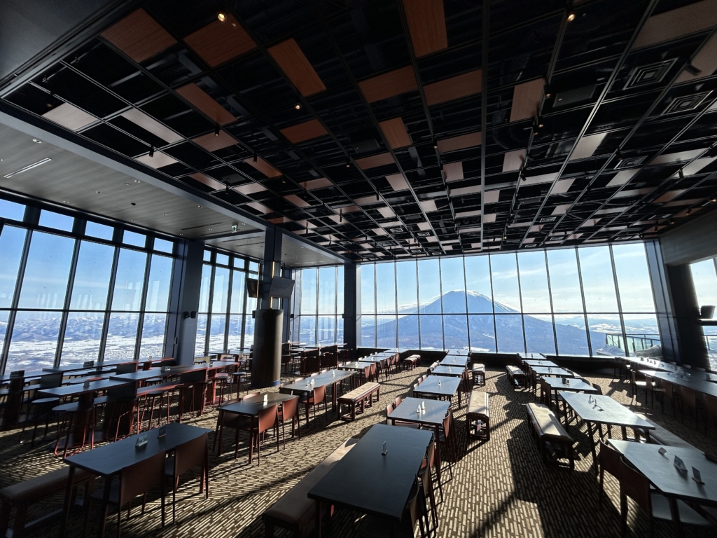 ゴンドラ山頂の絶景レストラン&カフェ・バー NEST813 | ニセコ東急